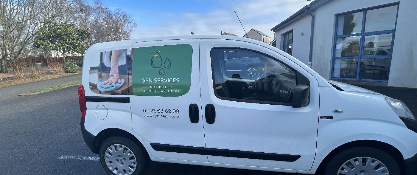 Véhicules de la société GRN Services entreprise de nettoyage sur Châteaugiron, Noyal sur Vilaine, Rennes et sur le département d'Ille et Vilaine